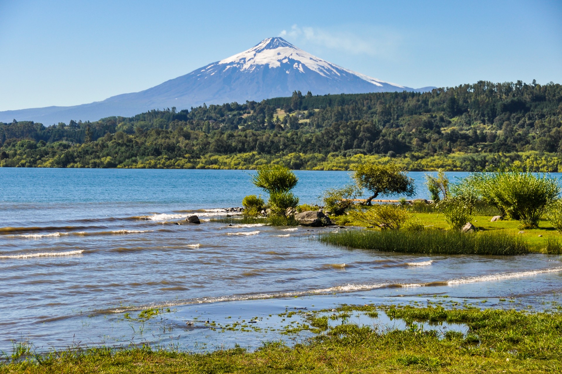 Vista del volcán Villarrica y el lago desde Pucón, Chile